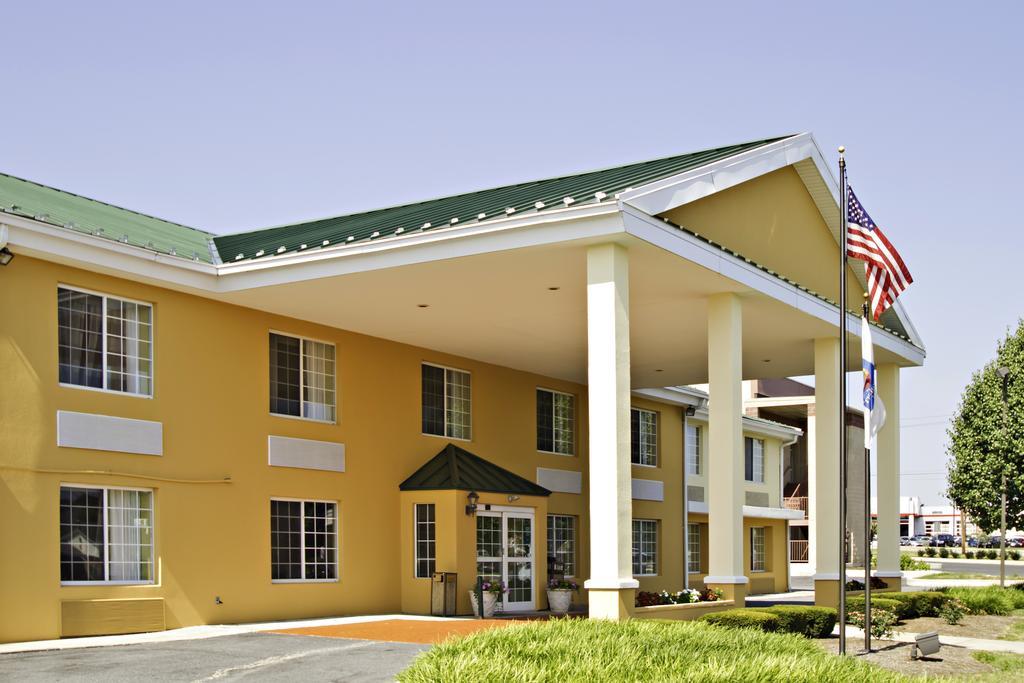 Baymont By Wyndham Harrisburg Hotel Exterior photo